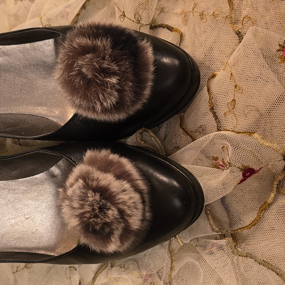 Carisma Pump with Fur Pom-Pom - Picture 2 of 8